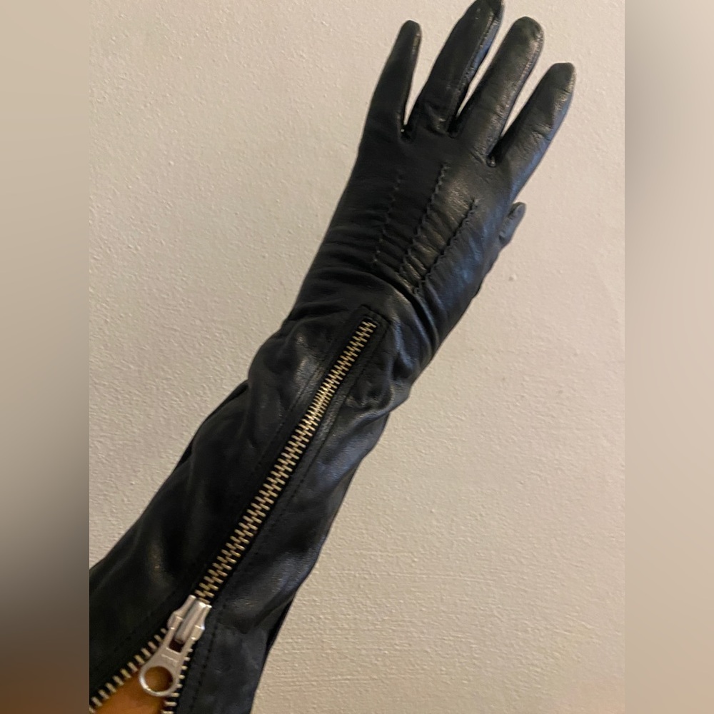 Gorgeous pair of MACKAGE s/p black gloves with zipper